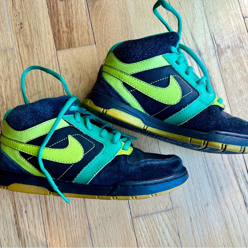 VINTAGE NIKE KIDS HIGH TOPS GREAT CONDITION!